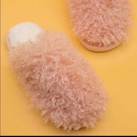 Pink Fuzzy slippers - Picture 4 of 6
